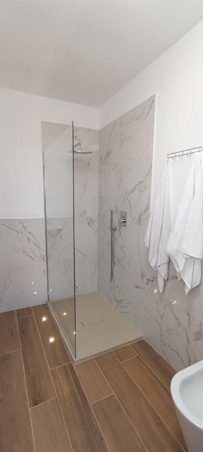 Casa Camelia - Appartamento In Centro A Seregno Luaran gambar